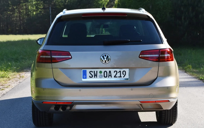 Volkswagen Passat cena 65700 przebieg: 227000, rok produkcji 2016 z Chełmża małe 781